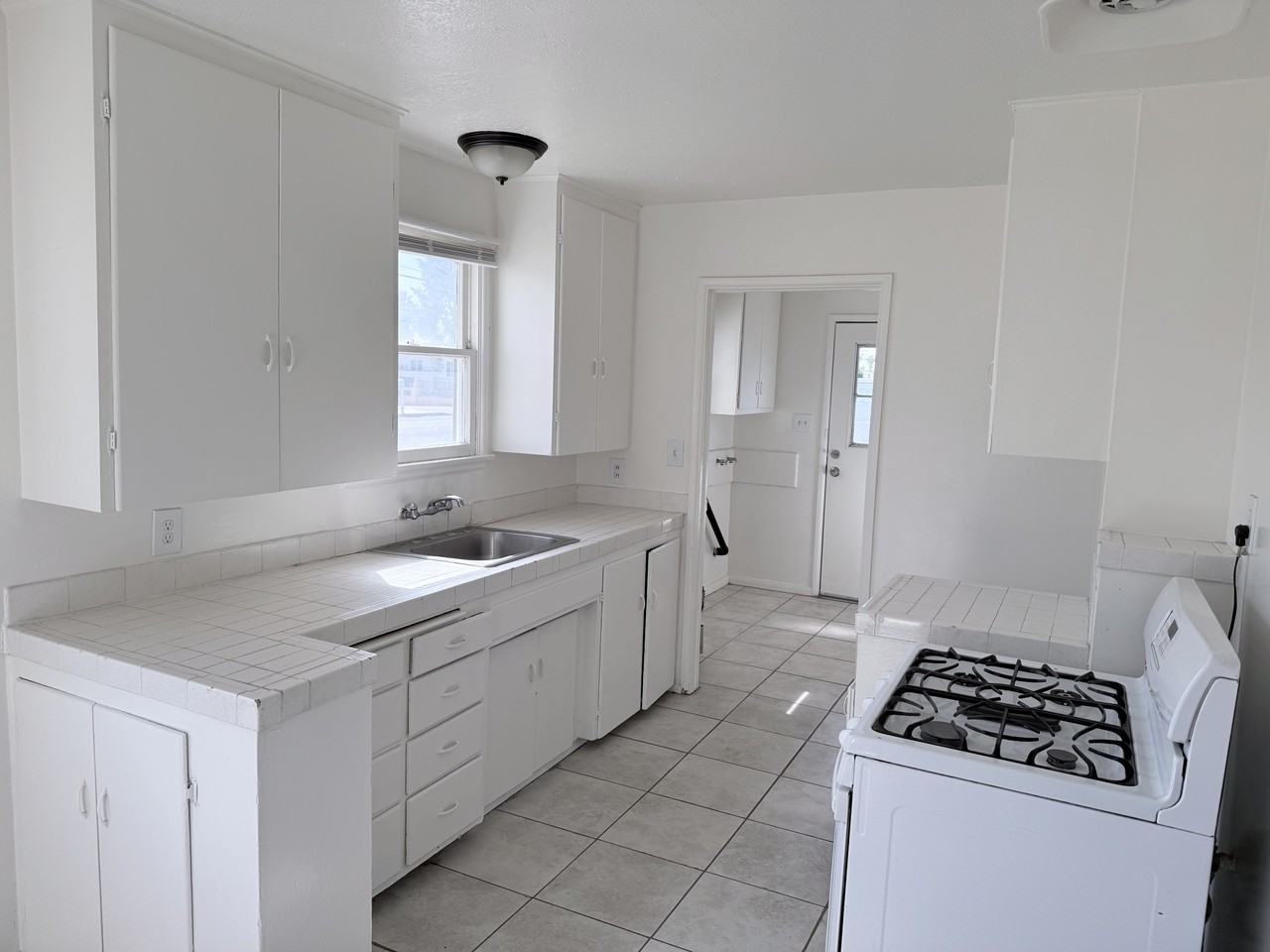 24446 Myers Ave - Photo 7 of 16