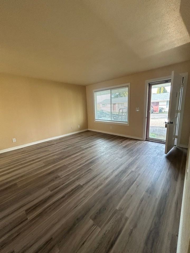 1570 Waverly Dr Se - Photo 2 of 6