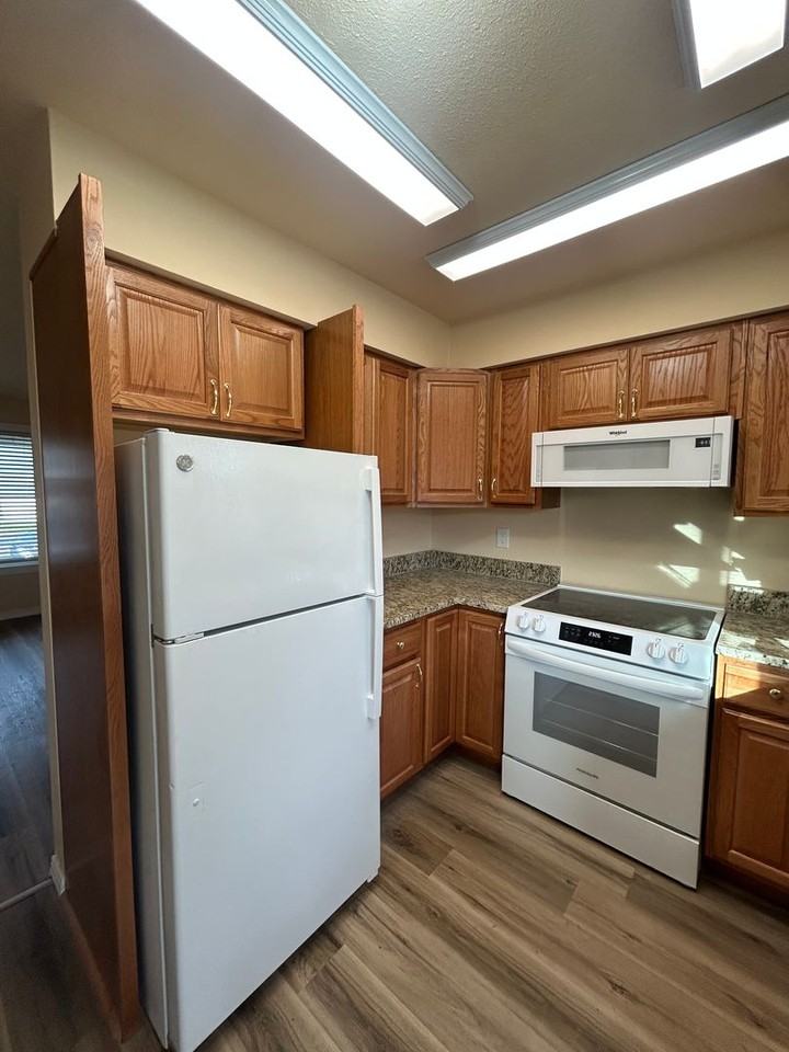 1570 Waverly Dr Se - Photo 3 of 6