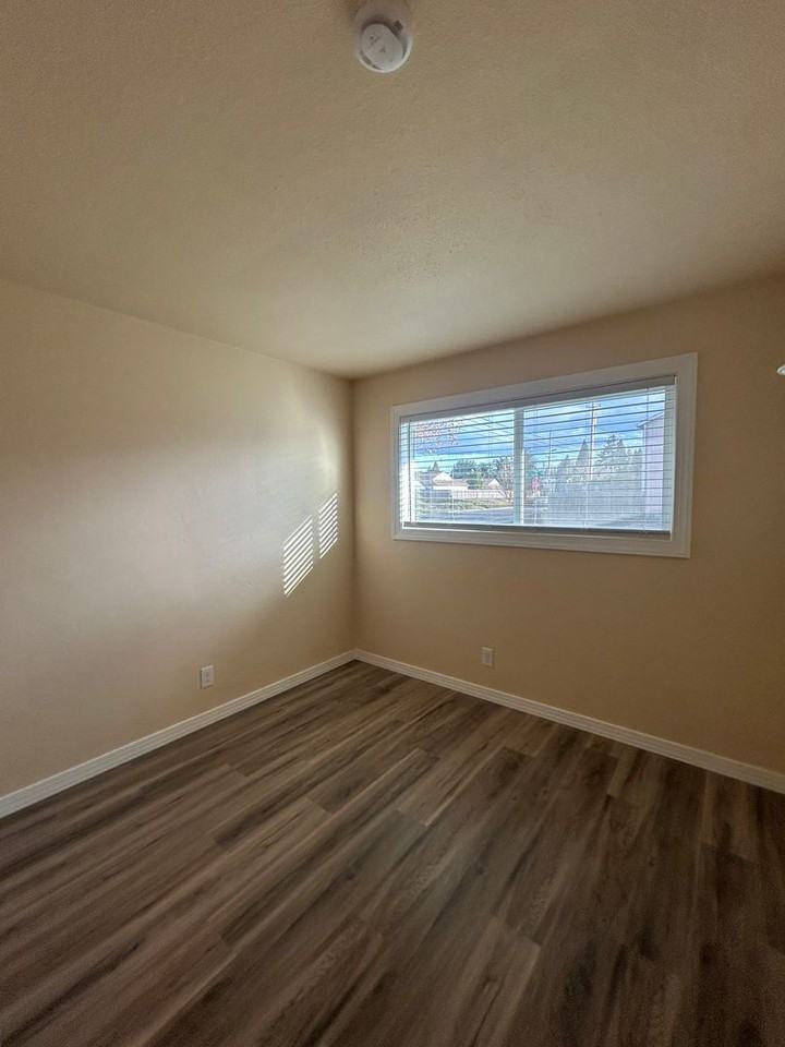 1570 Waverly Dr Se - Photo 5 of 6