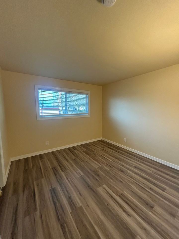 1570 Waverly Dr Se - Photo 6 of 6