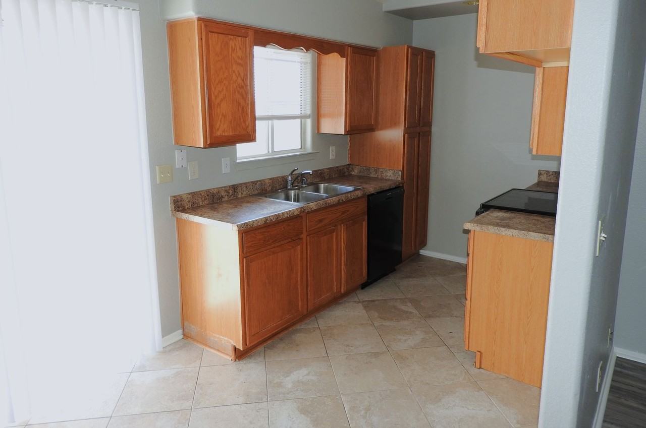 3776 N Egar Rd - Photo 4 of 30