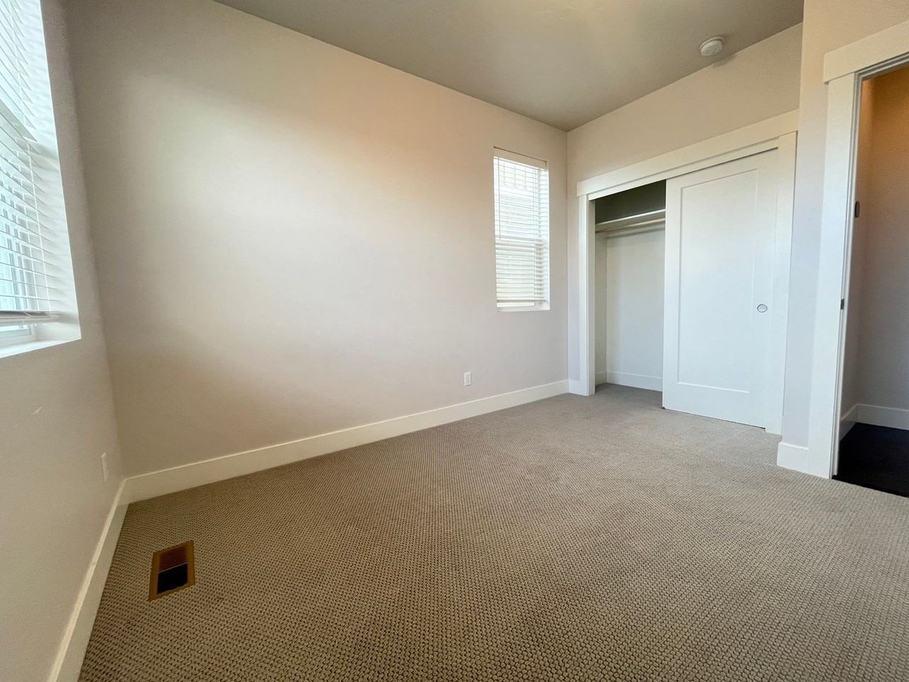 2036 N Thorndale Ave - Photo 7 of 34