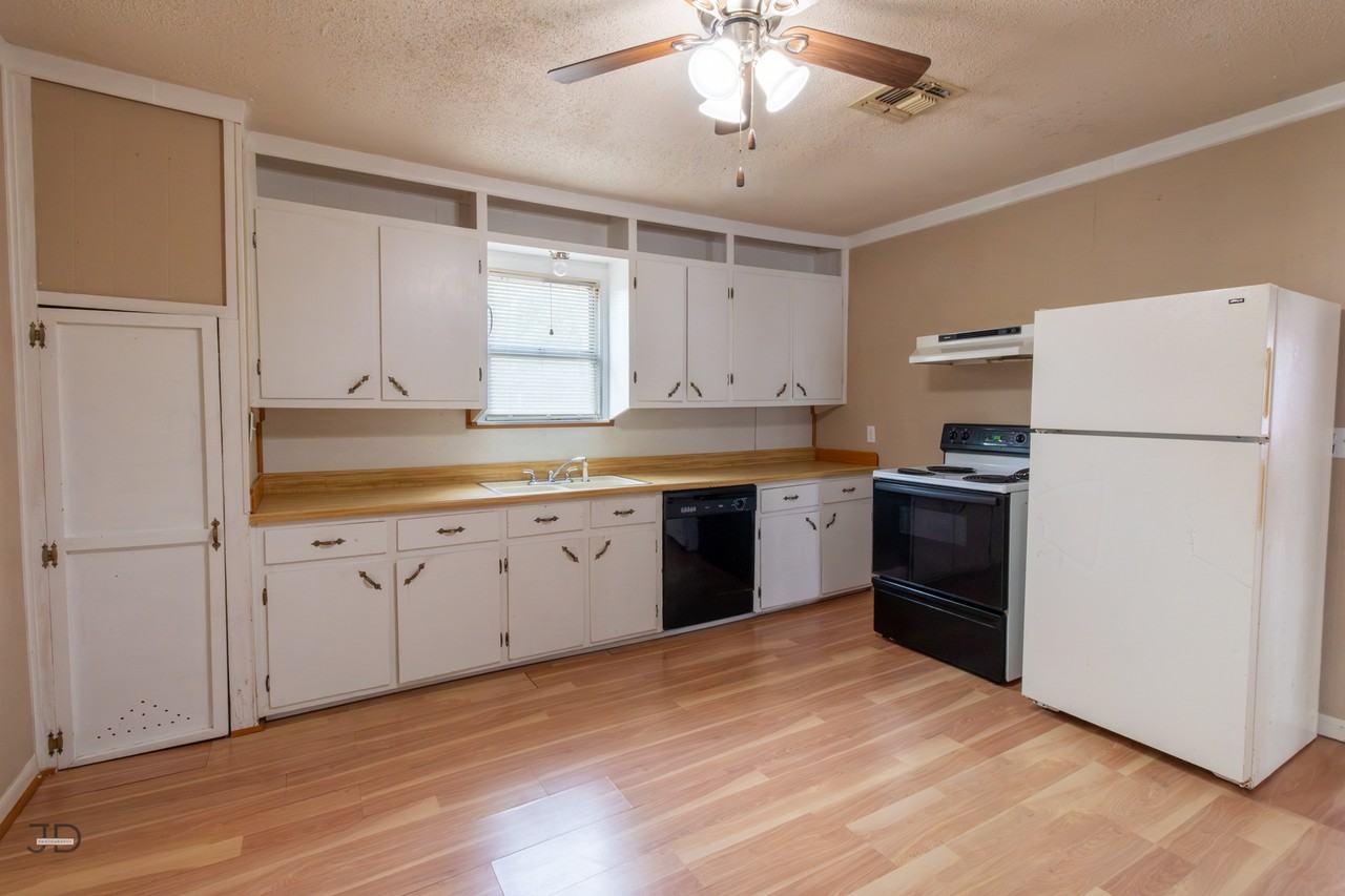 709 E 1st St #1 - Photo 3 of 21