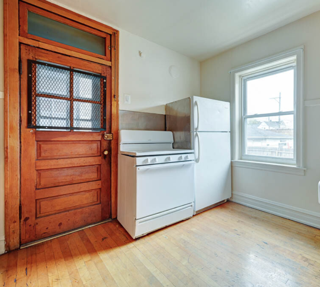 Walk to Hanson Park! Great location! 2457 - Photo 3 of 10