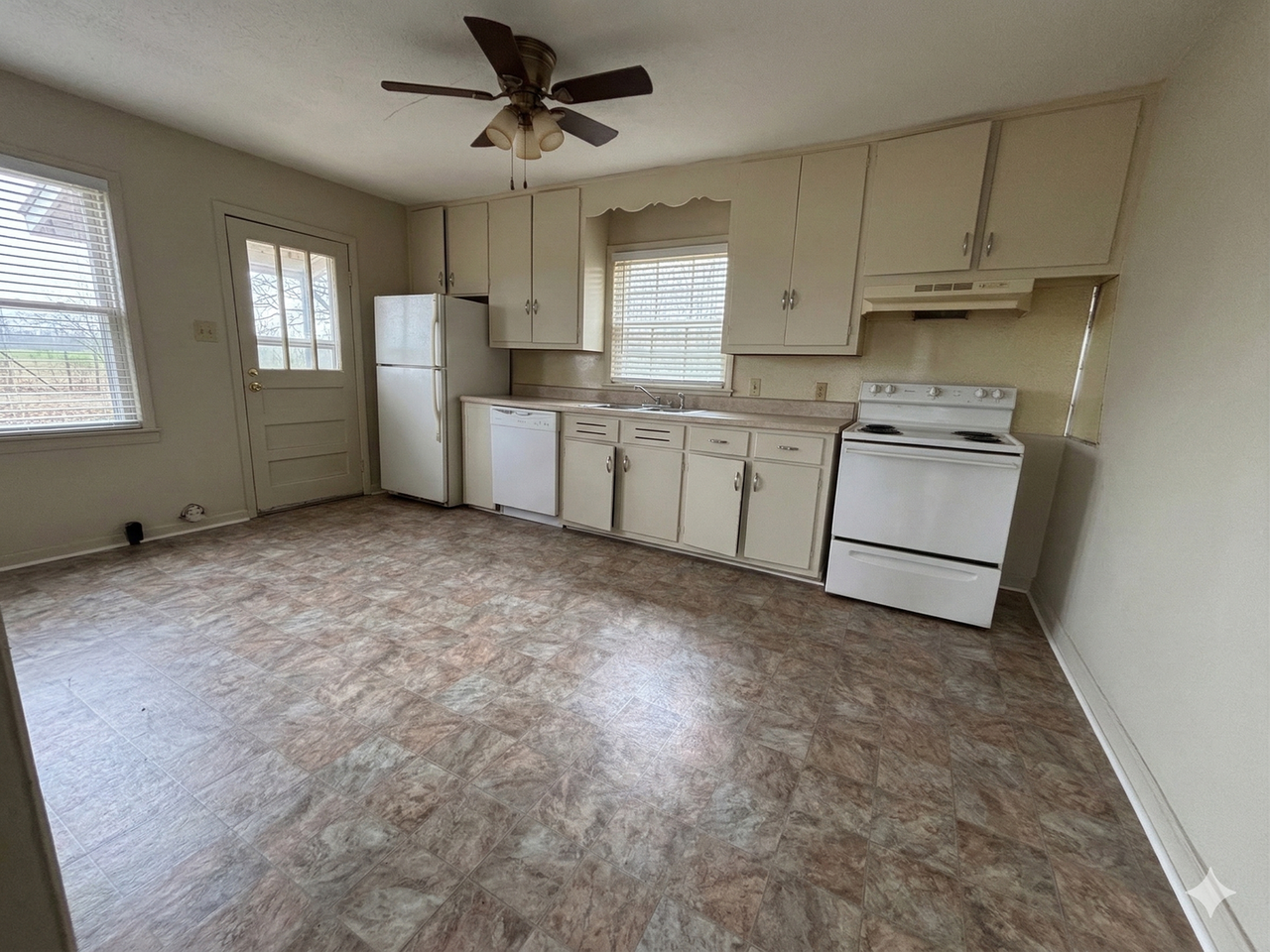 68 Monroe Ave - Photo 3 of 6