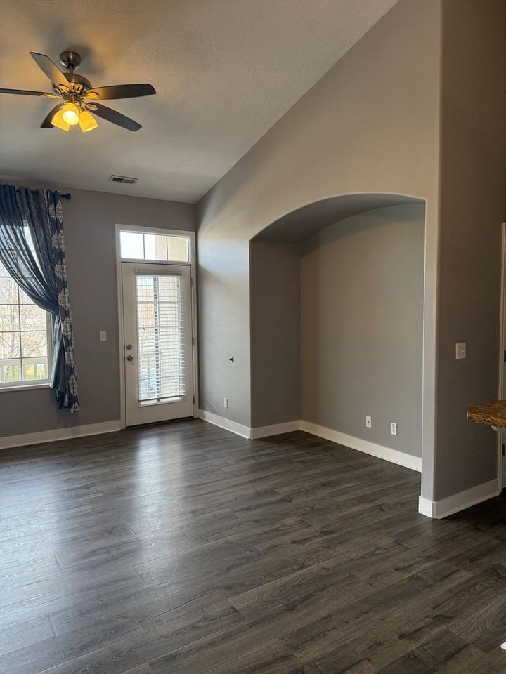 629 Canterbury Ln - Photo 5 of 25