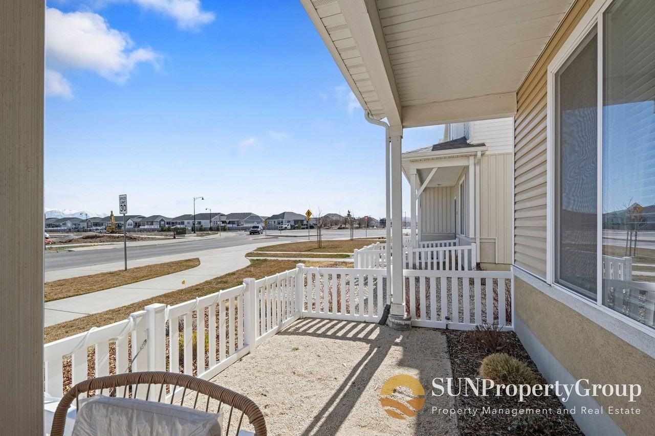 27 N Riverside Dr - Photo 3 of 28