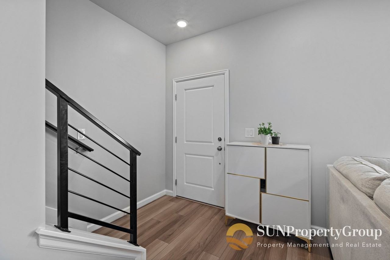 27 N Riverside Dr - Photo 4 of 28