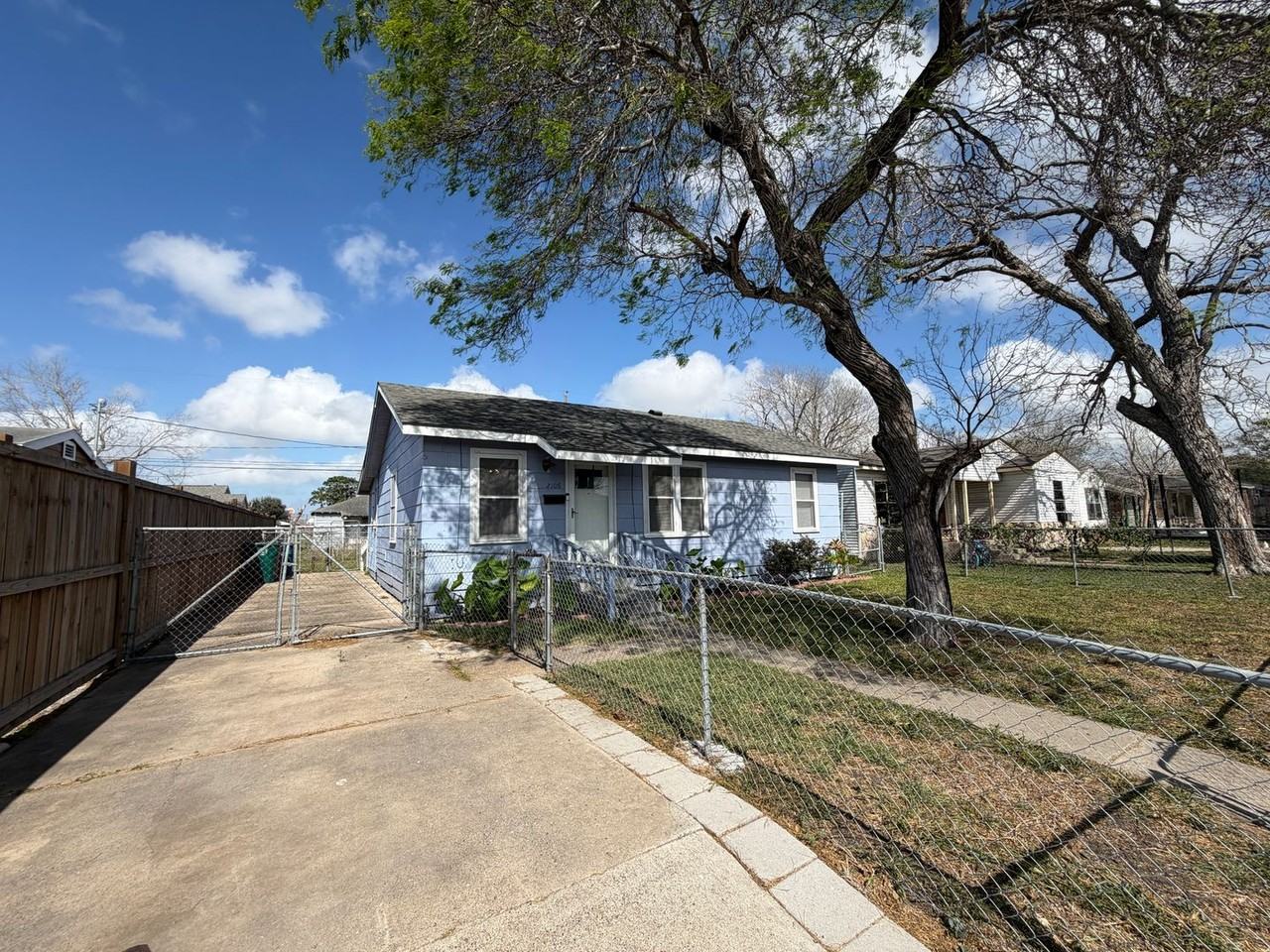 2106 Harvard St - Photo 2 of 12