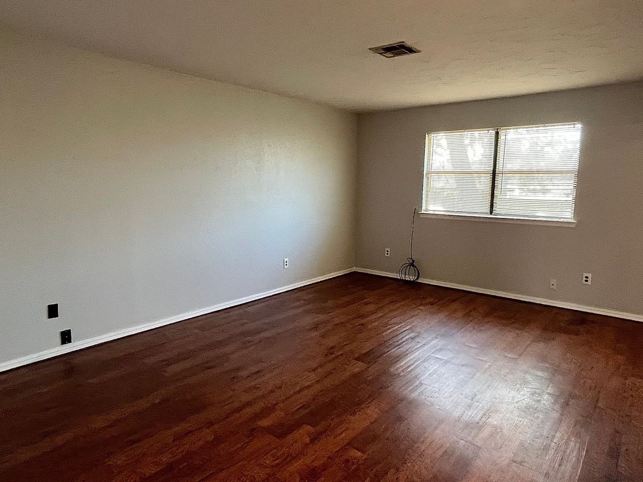 1809 Michell Dr - Photo 2 of 13