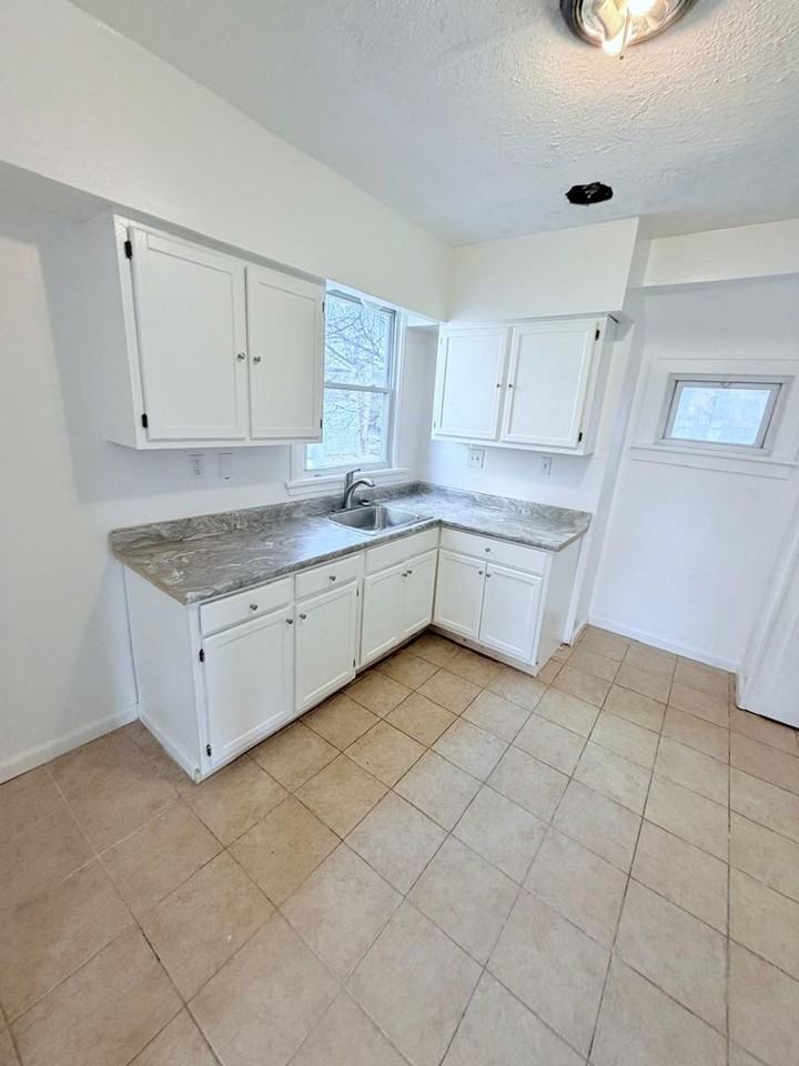 947 Dresden Rd - Photo 2 of 40