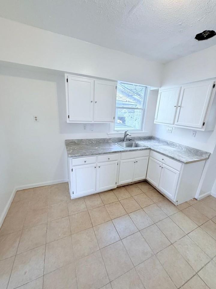 947 Dresden Rd - Photo 4 of 40