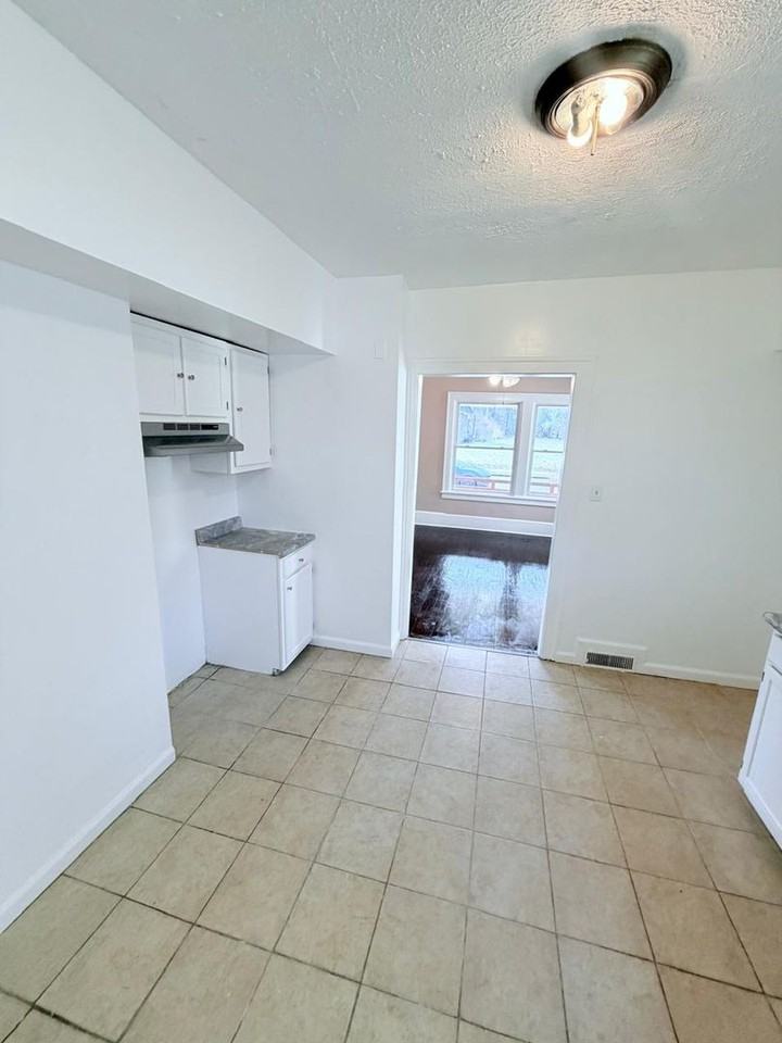 947 Dresden Rd - Photo 5 of 40