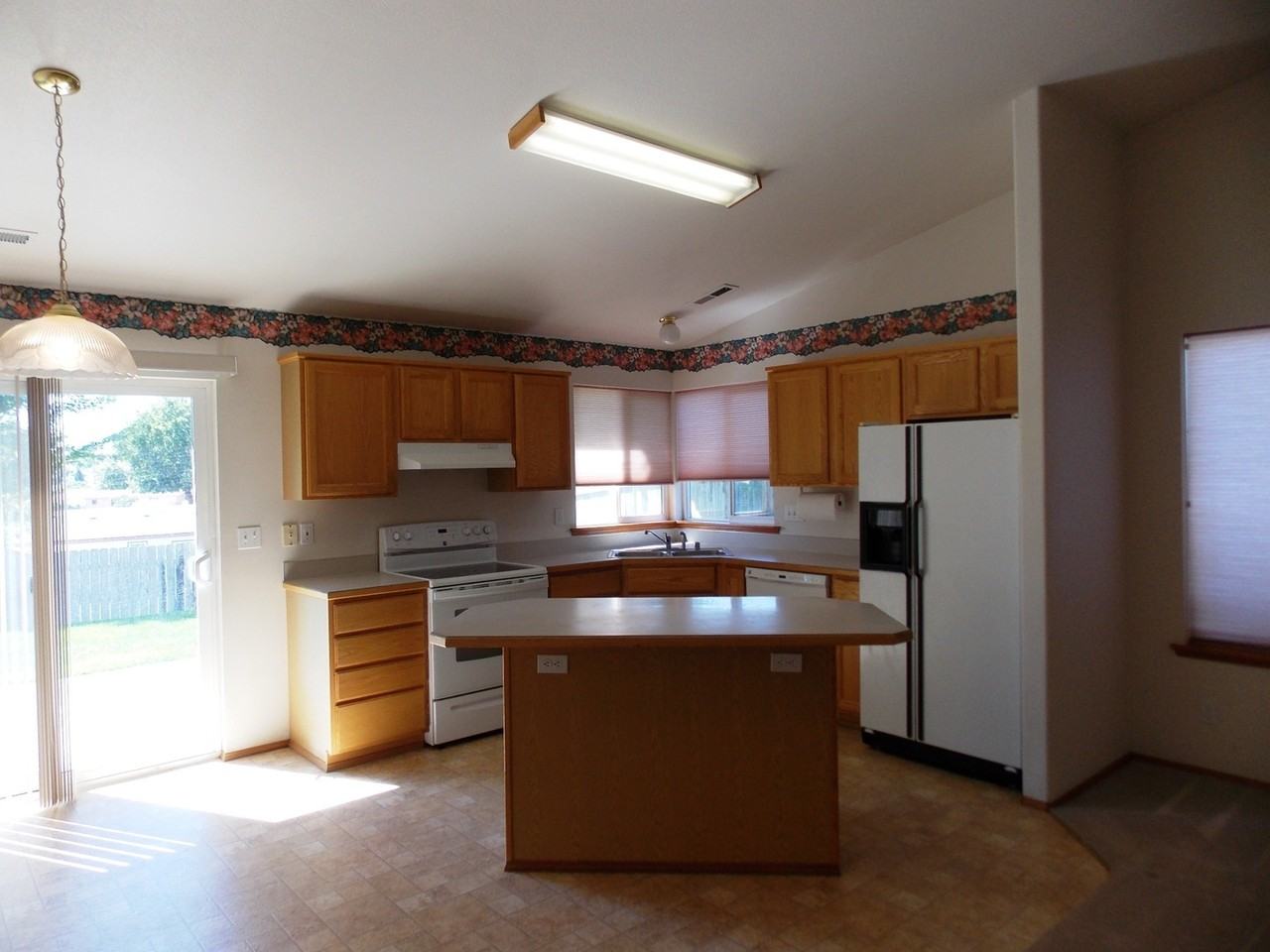 8813 W Bonnie Ave - Photo 3 of 15