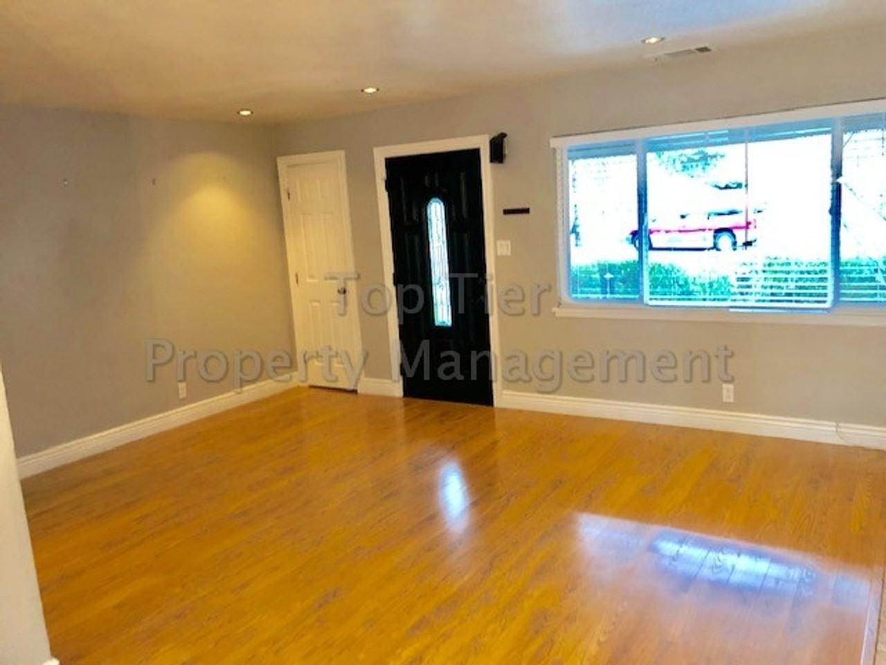 200 Elaine Dr - Photo 6 of 17