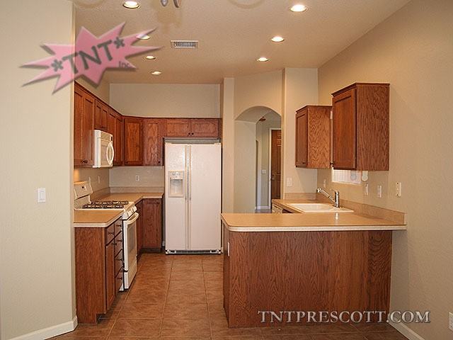 951 Louie St - Photo 3 of 25