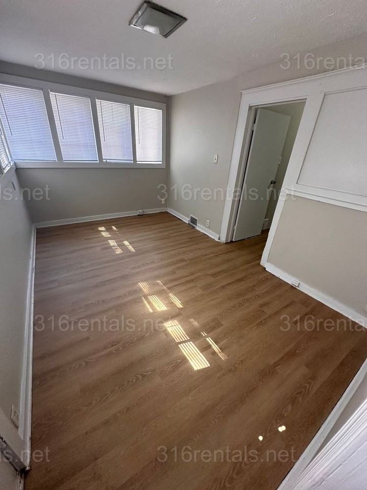 1436 S Waco Ave - Photo 3 of 11