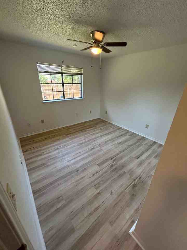 1537 Raleigh Dr - Photo 4 of 14