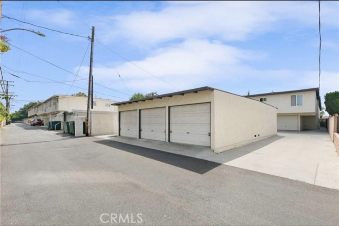 651 651 E 46th - 01 #01 - Photo 2 of 11