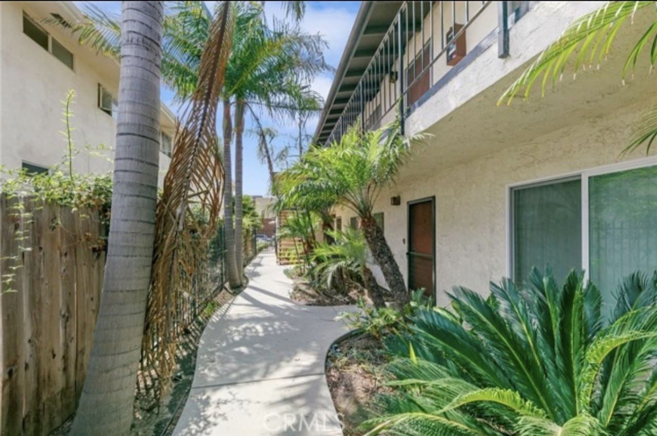 651 651 E 46th - 01 #01 - Photo 3 of 11