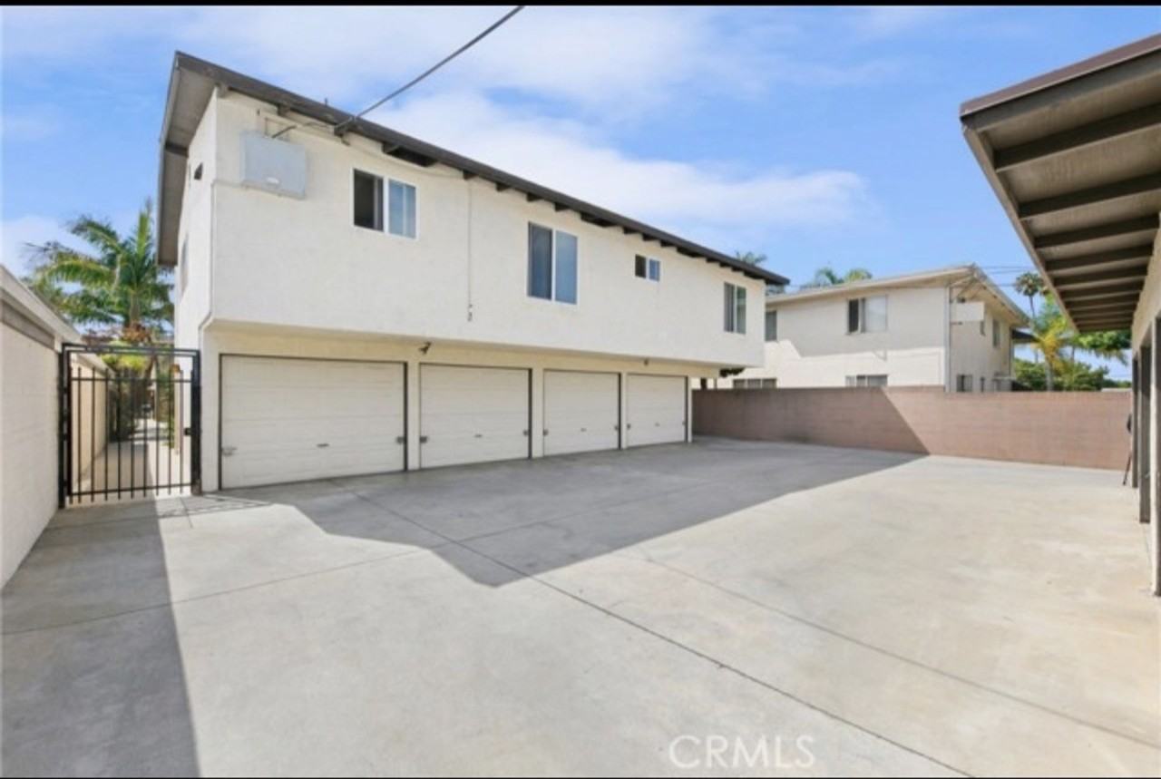 651 651 E 46th - 01 #01 - Photo 4 of 11