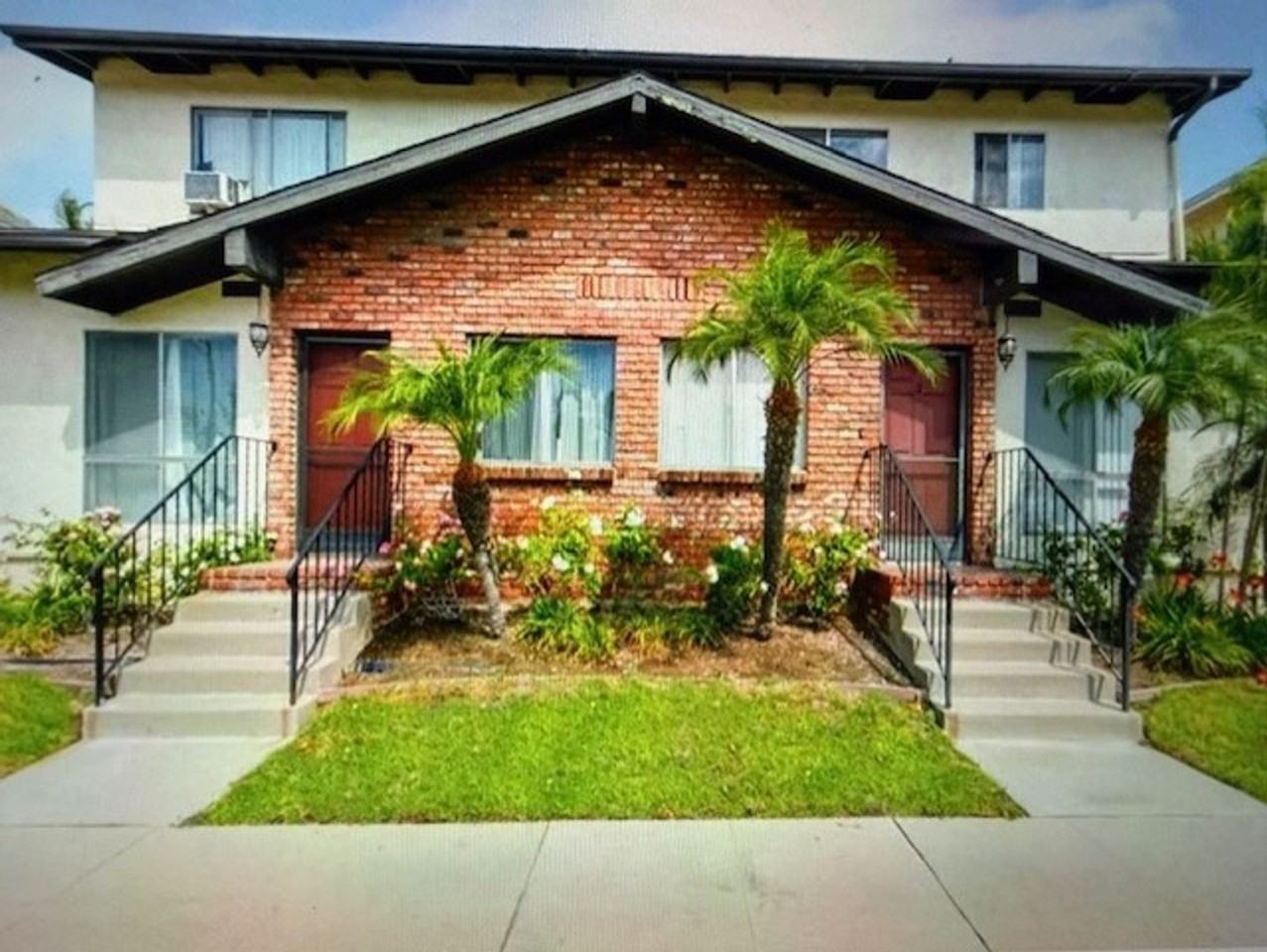 651 651 E 46th - 01 #01 - Photo 5 of 11