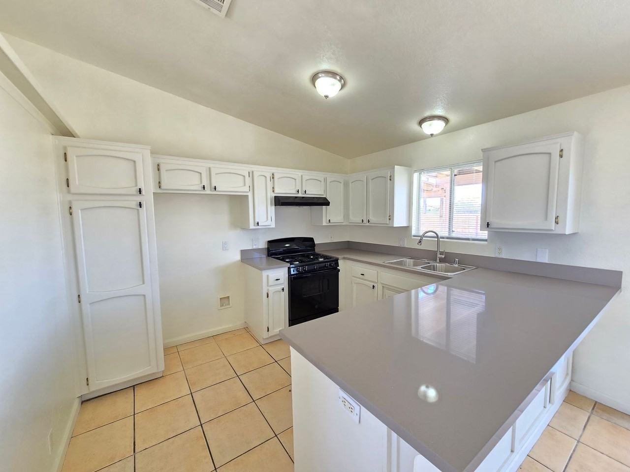 9200 Fuchsia Ave - Photo 2 of 19