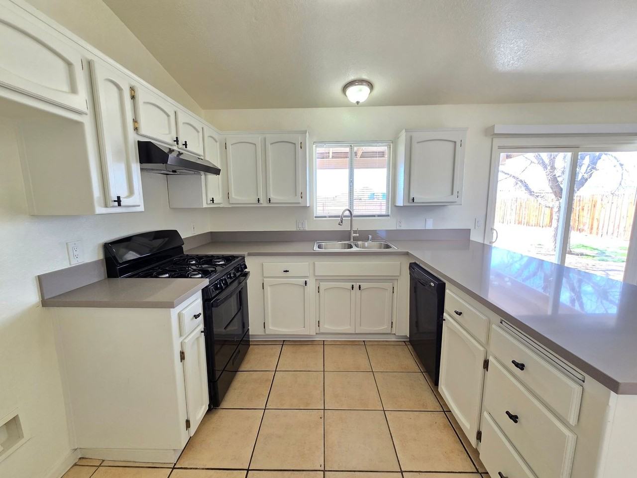 9200 Fuchsia Ave - Photo 3 of 19