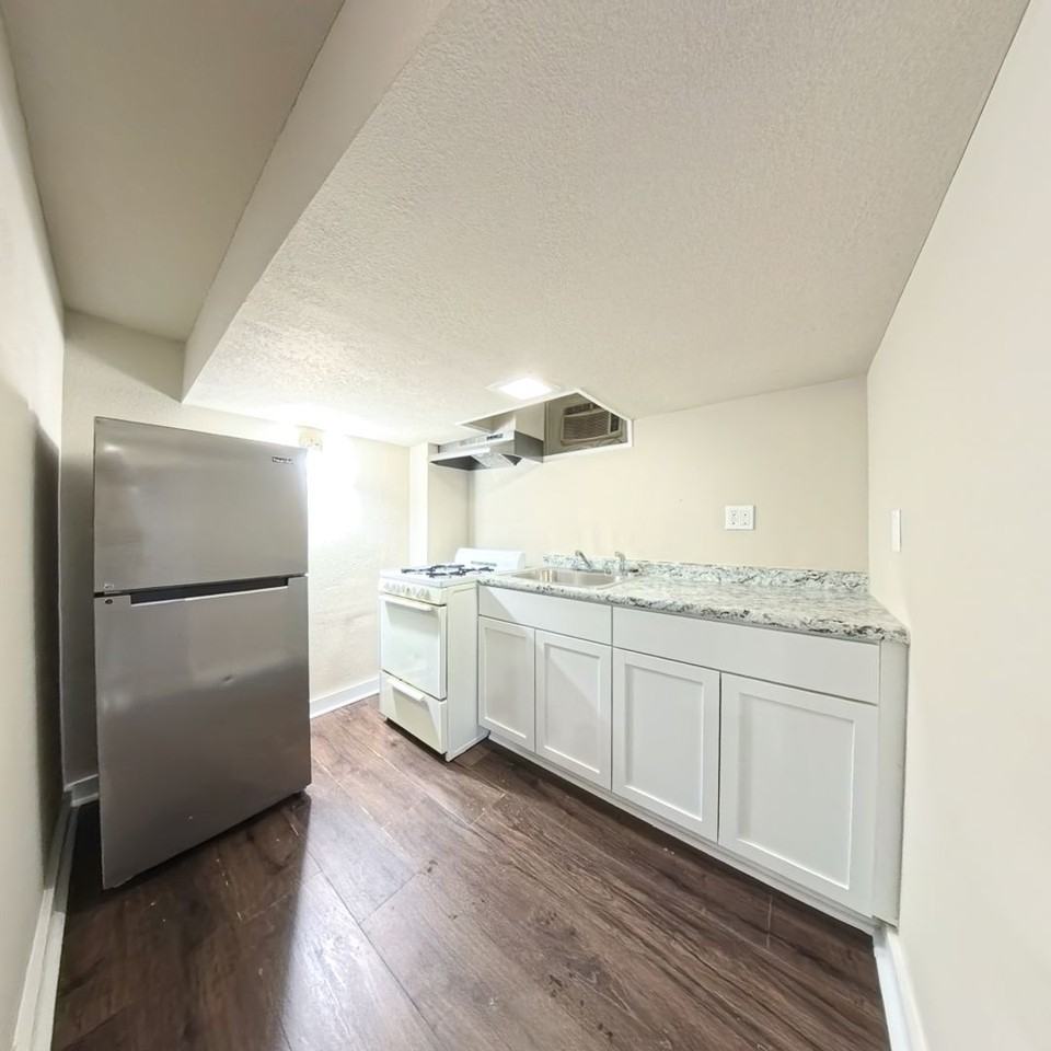 511 W State St - Photo 4 of 46