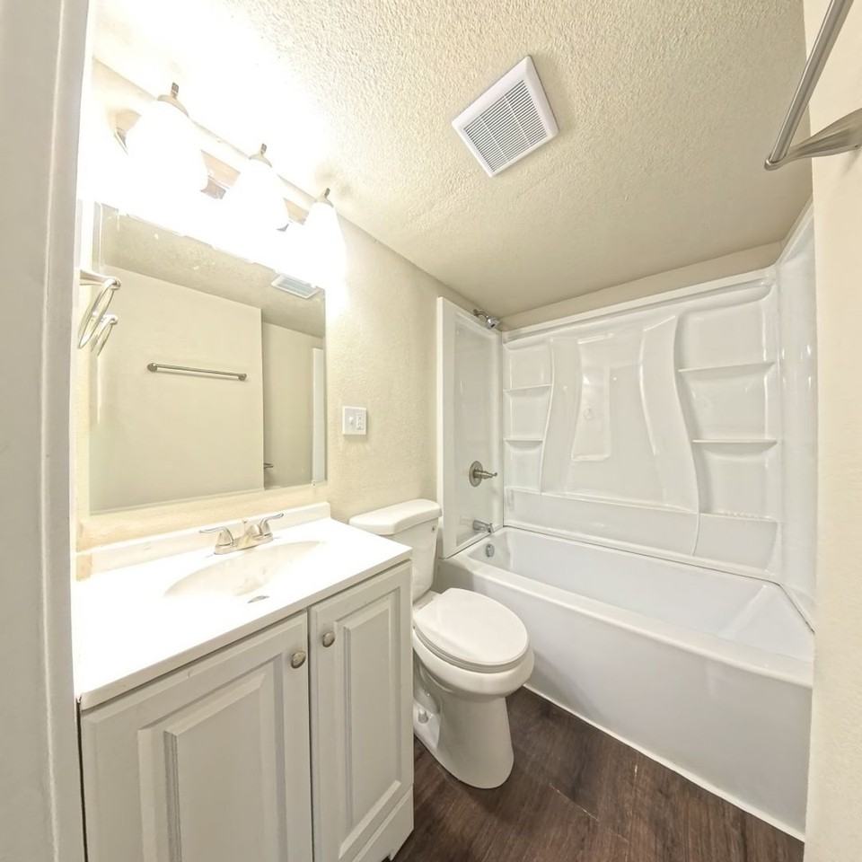 511 W State St - Photo 5 of 46