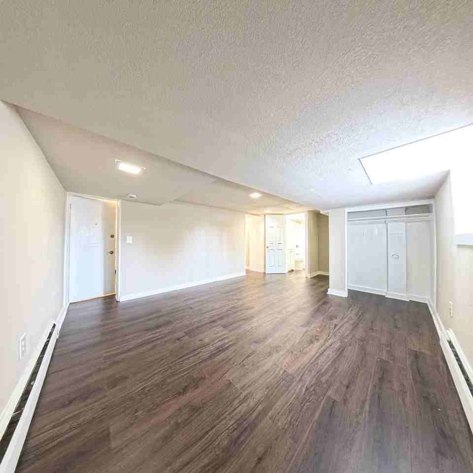 511 W State St - Photo 7 of 46