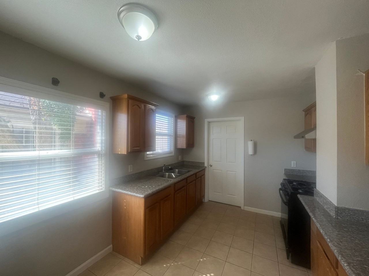 1975 86th Ave - Photo 6 of 9