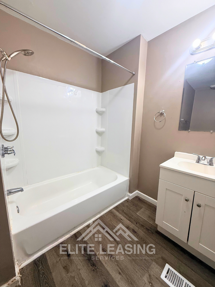 1700 Nw Polk St - Photo 4 of 7