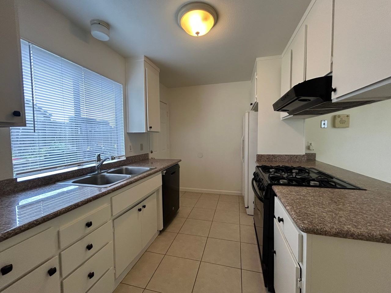 906 Estrada Ct - Photo 2 of 19