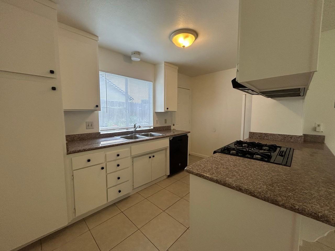 906 Estrada Ct - Photo 3 of 19