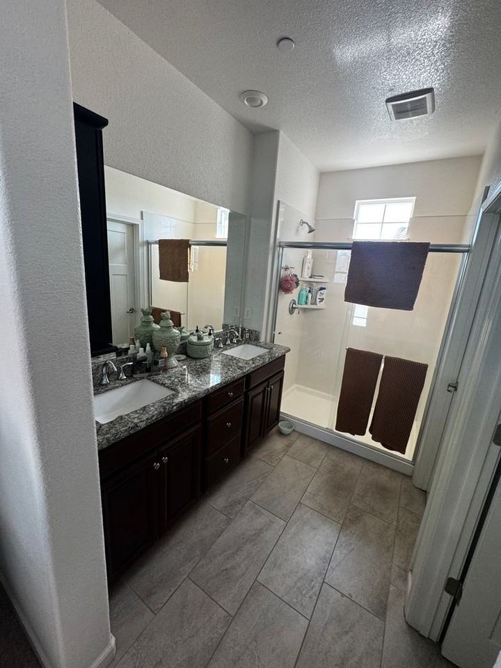 1013 Chapelhill Ln - Photo 3 of 21