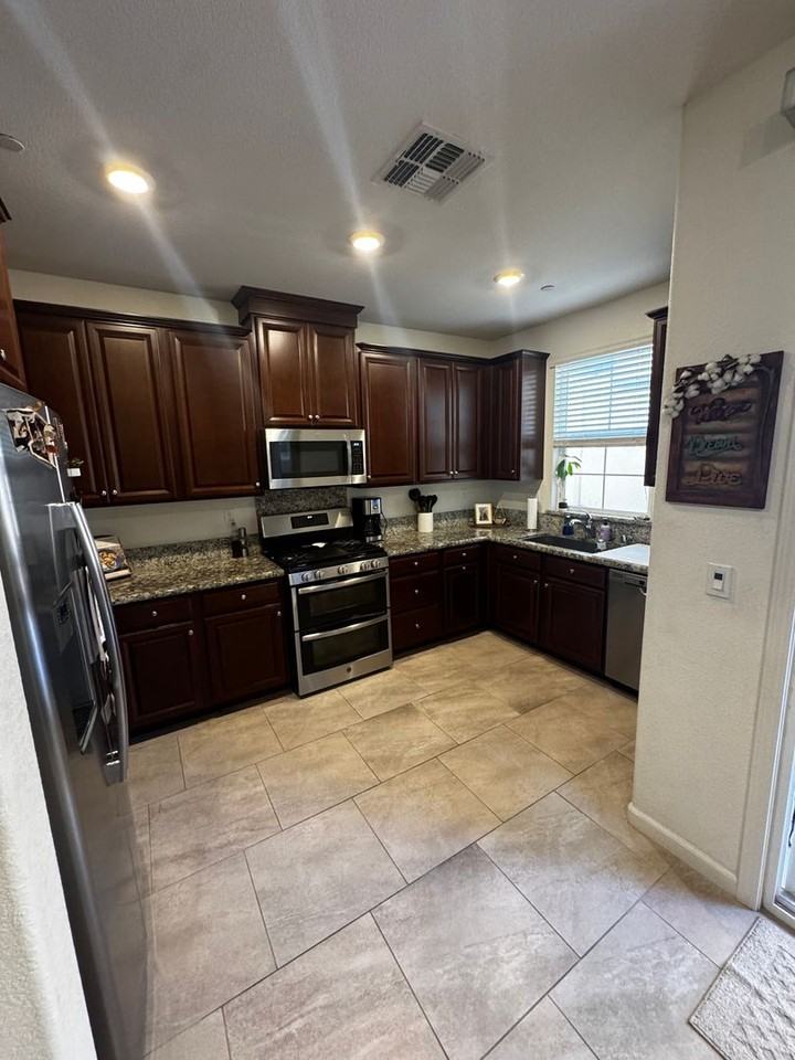 1013 Chapelhill Ln - Photo 4 of 21