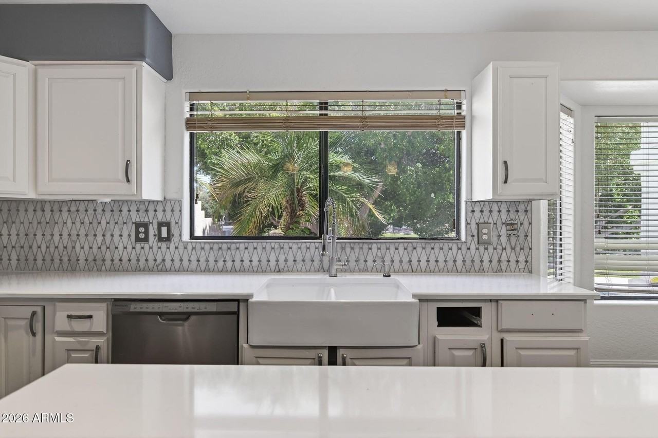 3241 S Horizon Pl - Photo 5 of 50