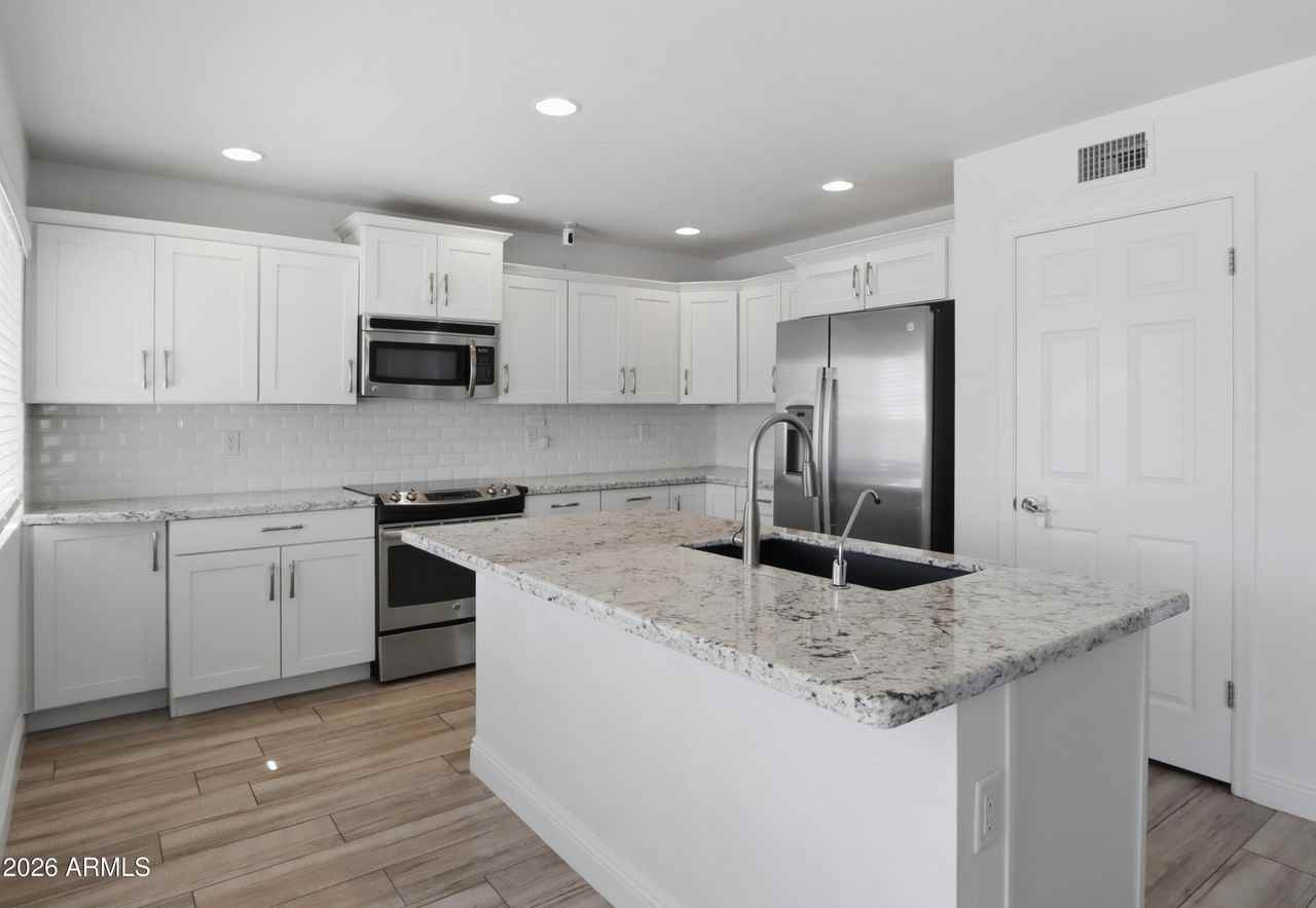 5201 E Fellars Dr - Photo 3 of 25