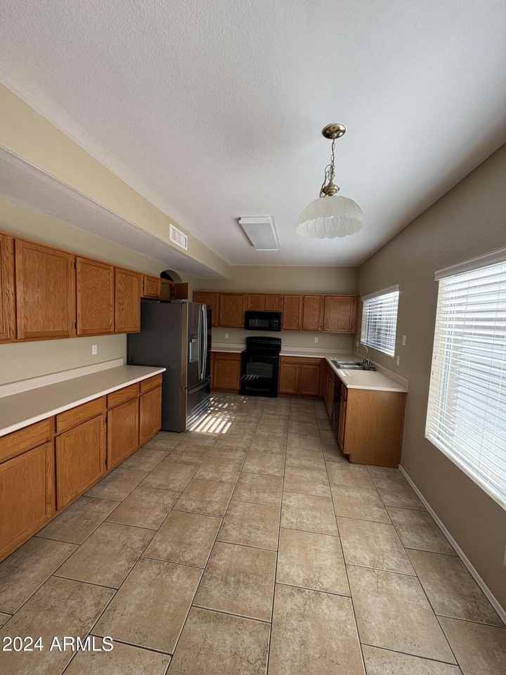 1611 E Flint St - Photo 4 of 30