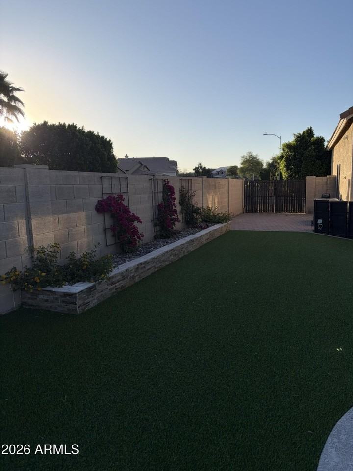 768 E Irma Ln - Photo 5 of 27