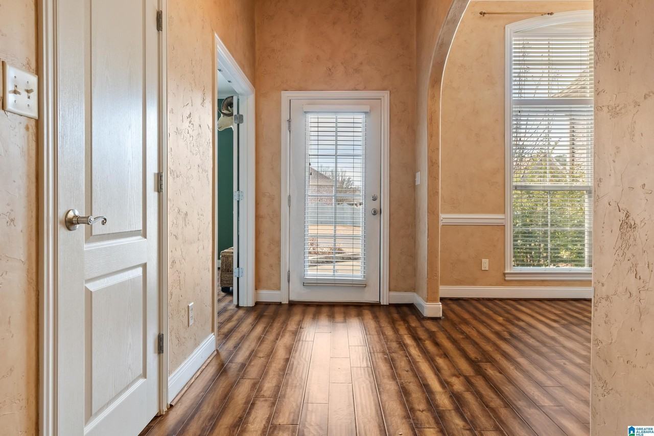 310 Chateau Way - Photo 5 of 41