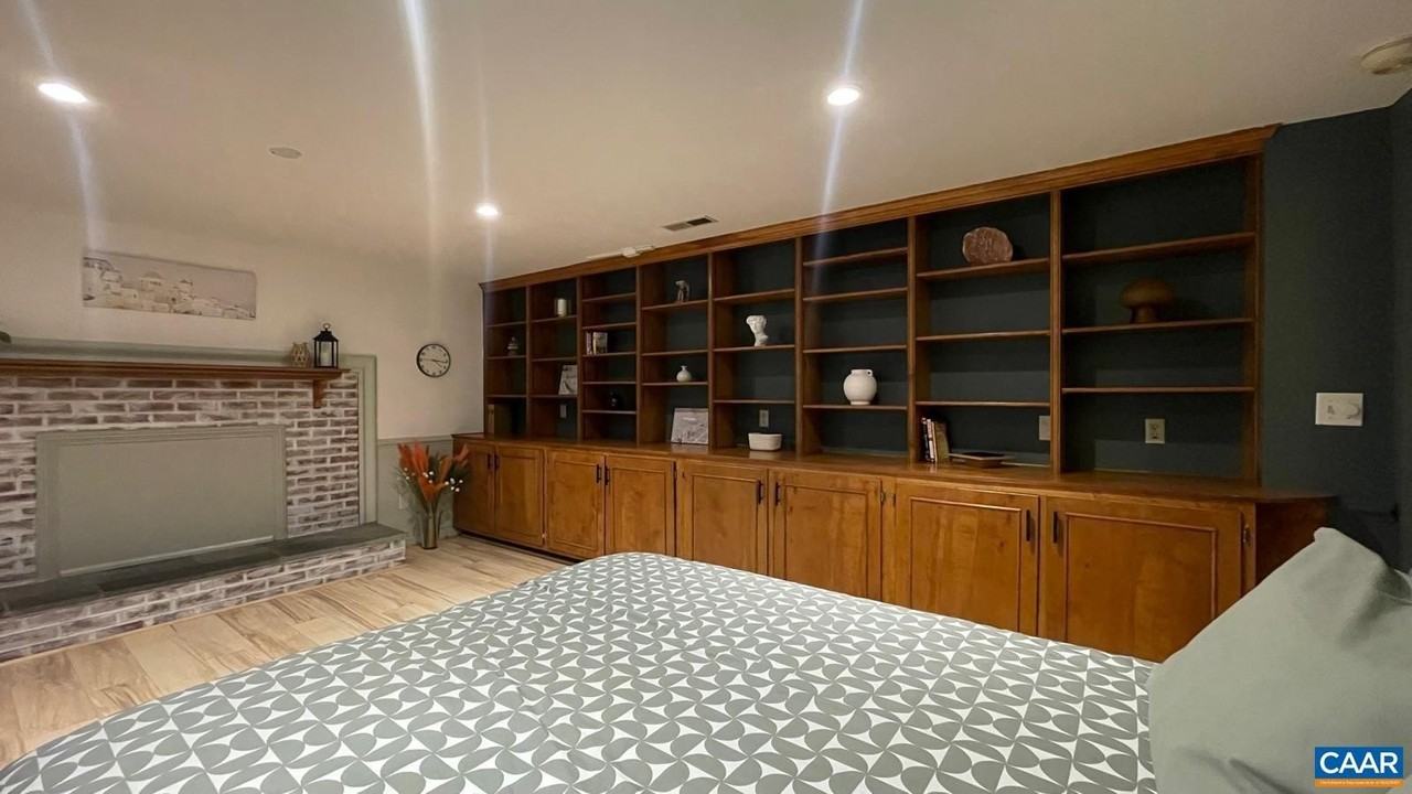 412 Eastbrook Dr - Photo 2 of 14