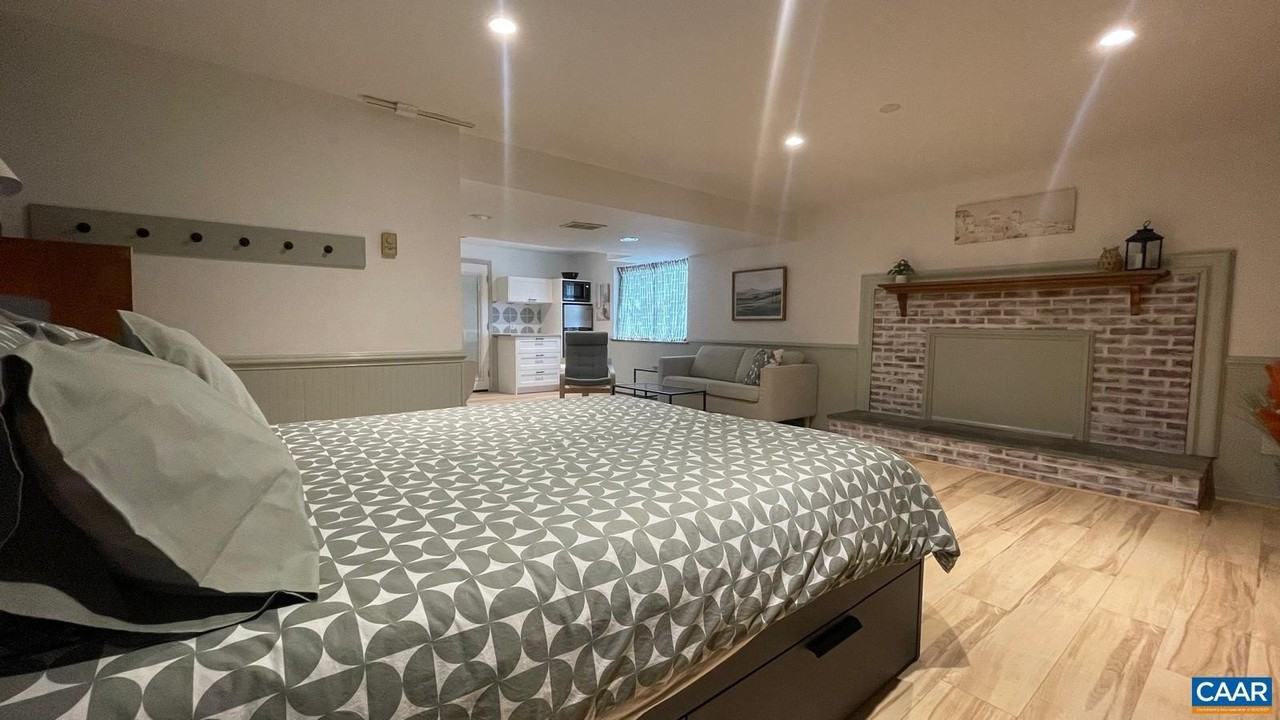 412 Eastbrook Dr - Photo 3 of 14