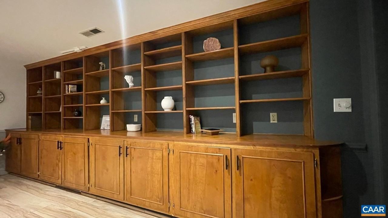 412 Eastbrook Dr - Photo 4 of 14