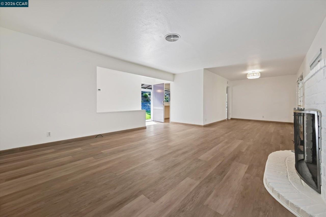 553 Miner Rd - Photo 6 of 28