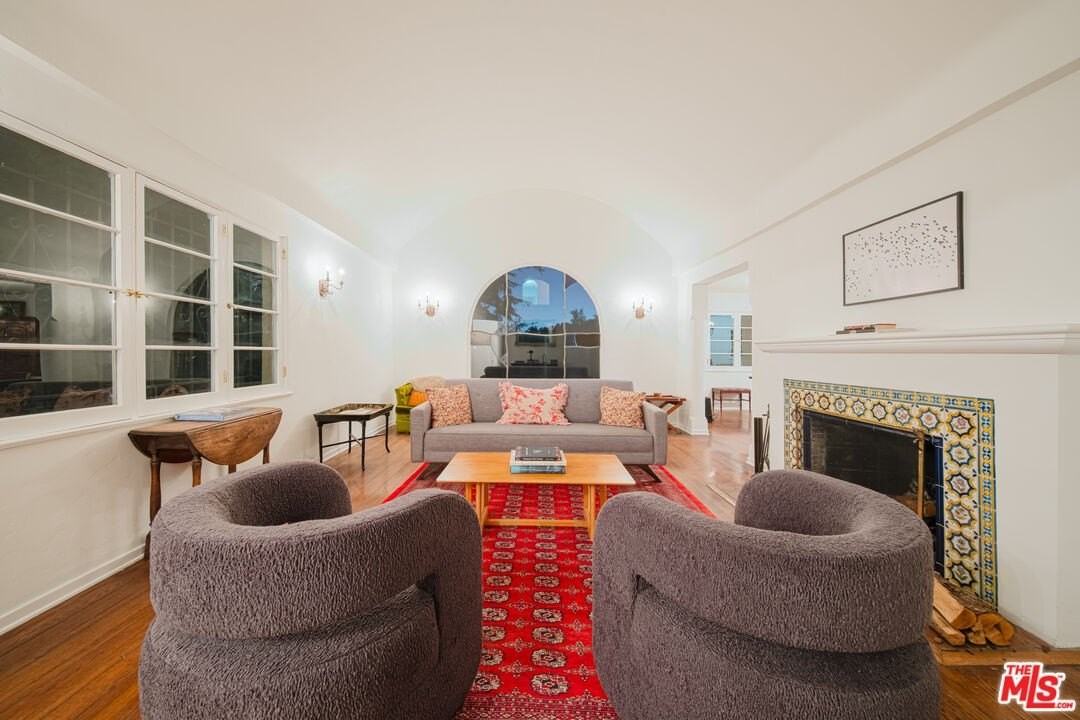 3015 N Beachwood Dr - Photo 4 of 30