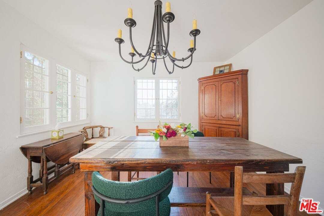 3015 N Beachwood Dr - Photo 5 of 30