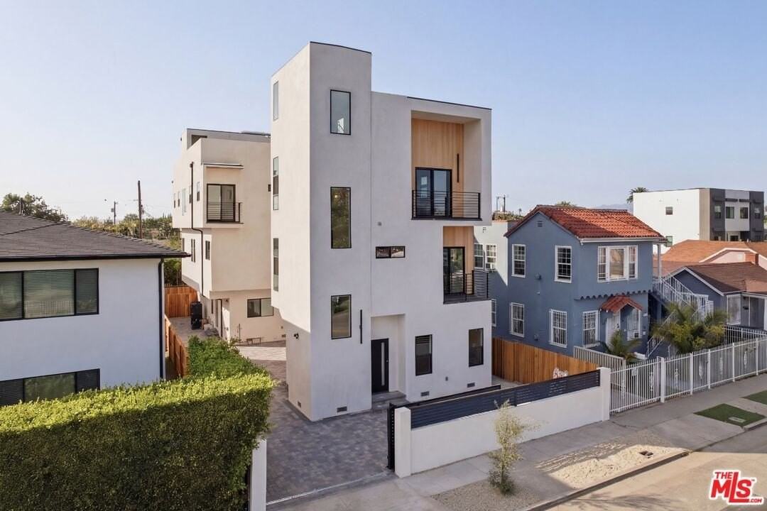 2837 S Redondo Blvd - Photo 2 of 50